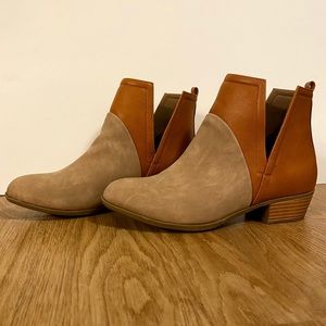 Andiamo two-tone booties (NEW, 8)